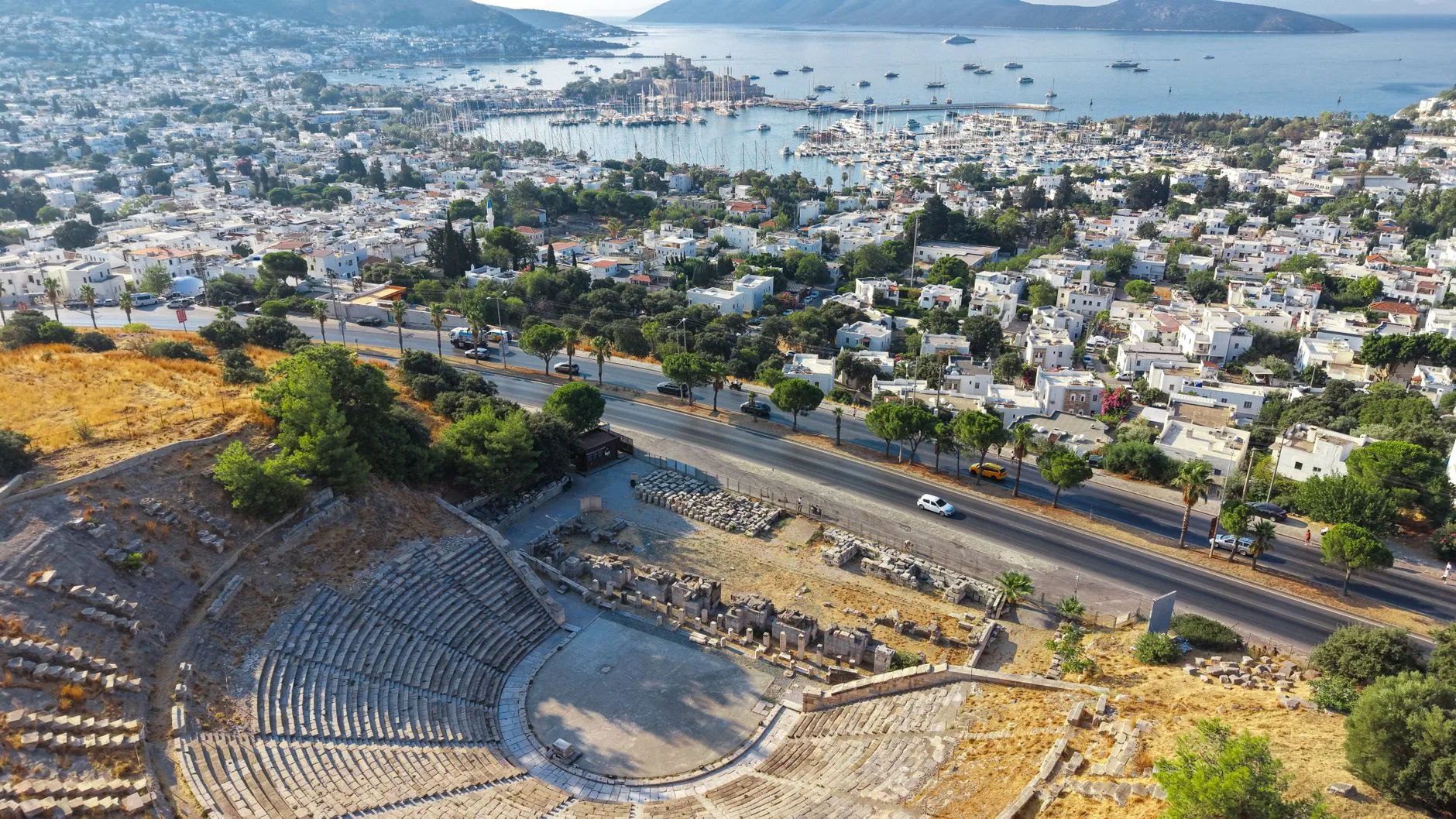 Le théâtre antique et les vestiges du Mausolée d'Halicarnasse
