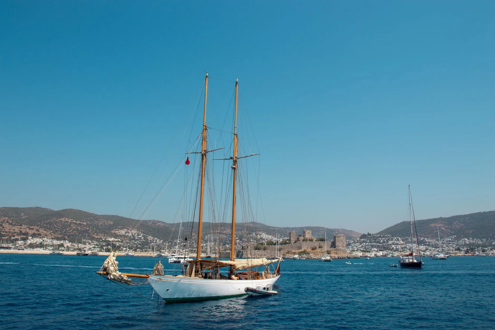 Le château Saint-Pierre et la baie de Bodrum au bord de la mer Égée