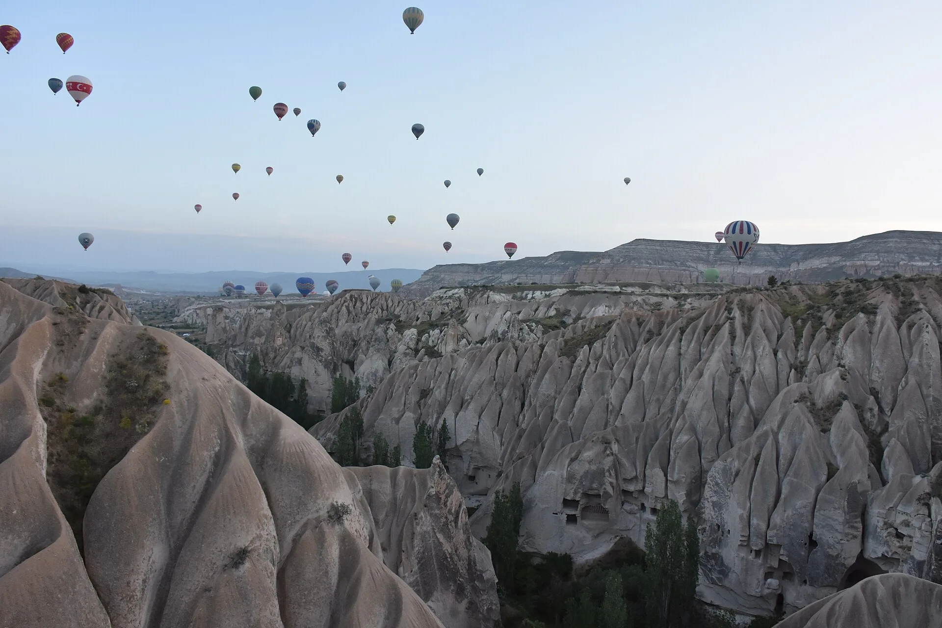 Montgolfières au-dessus des vallées et des cheminées de fée de Cappadoce