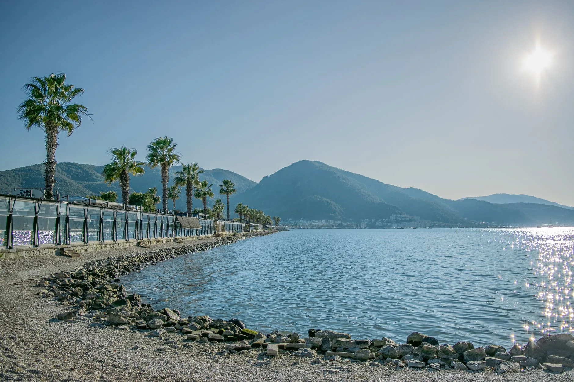 Baie turquoise de la côte lycienne bordée de collines boisées près de Fethiye
