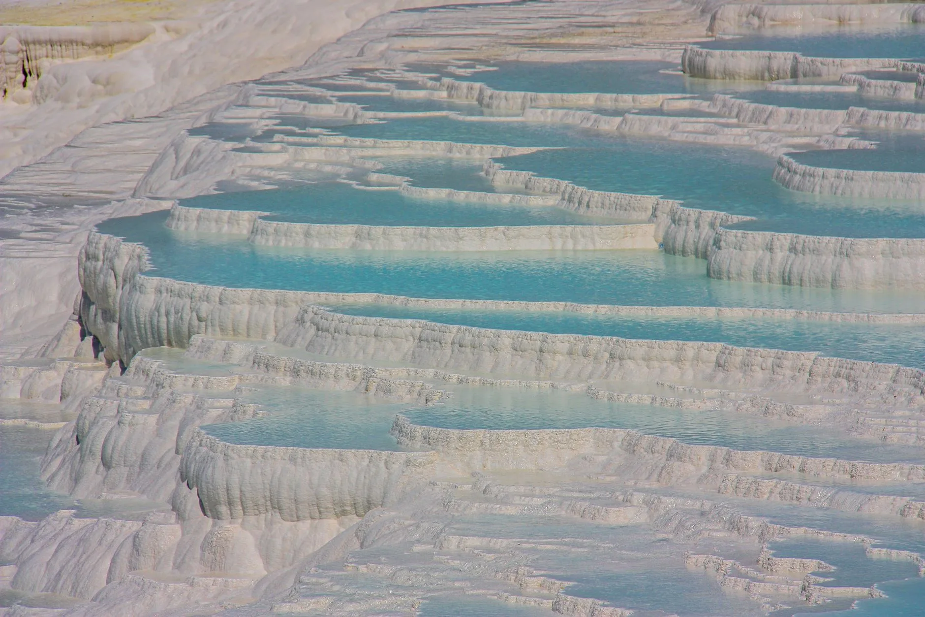 Les terrasses de travertin blanc de Pamukkale en Turquie